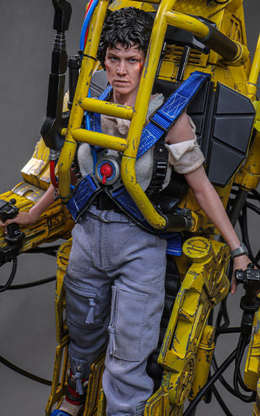 Take down the Queen with the Ellen Ripley and Power Loader Sixth Scale Figure Set by Hot Toys.